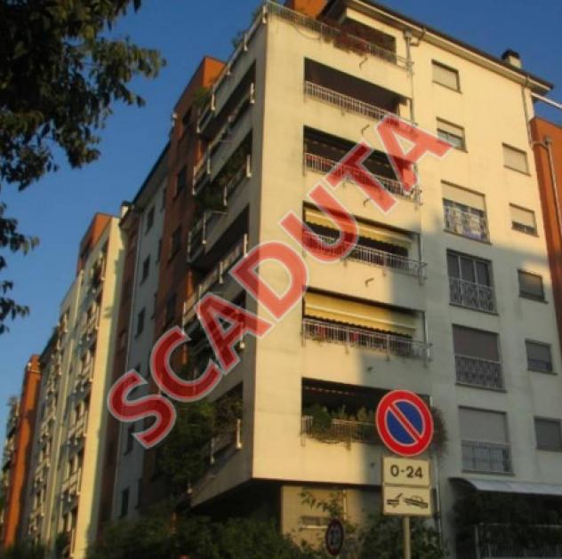 Immobile in asta di 182 m², box auto in vendita a Milano