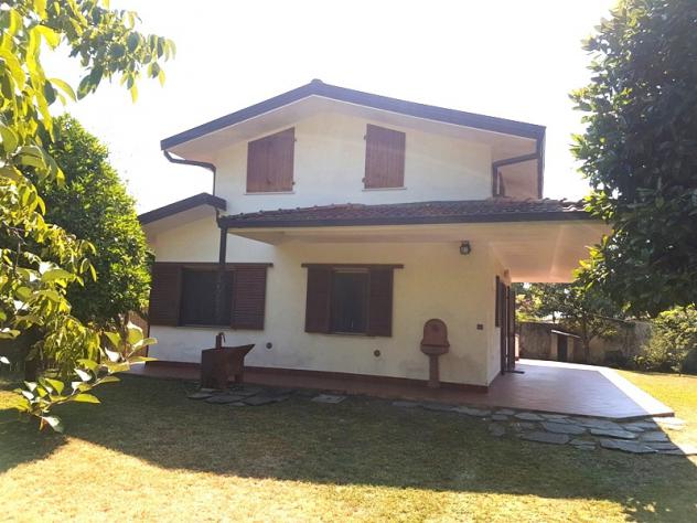 POVEROMO, vicino al Cinquale, vendesi villetta singola con ampio giardino. L'immobile è situato vicino al mare e si compone internamente di soggiorno