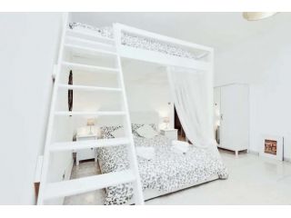 Trastevere station white chic apartment