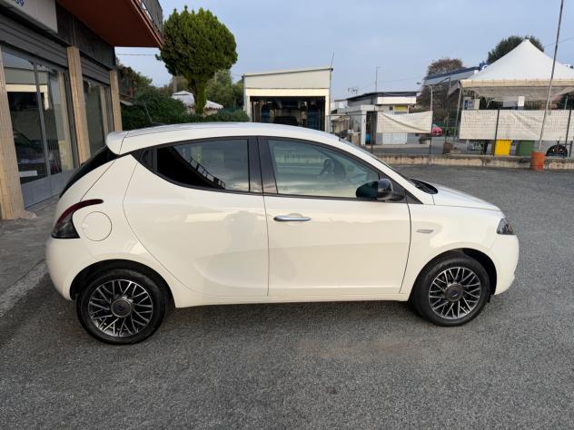 Lancia Ypsilon 1.0 5 porte Hybrid Gold - Foto 2
