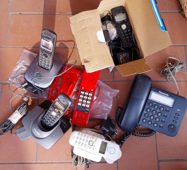 elettronica telefoni cordless + fissi vari tipi vendo in blocco come foto