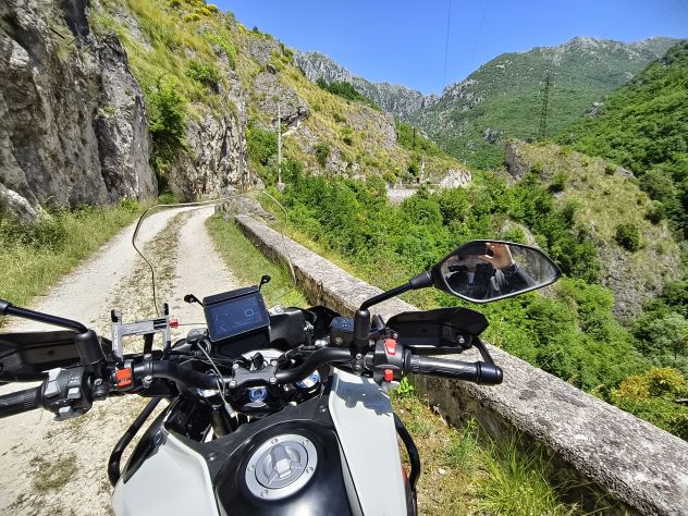 Benelli TRK 702 X – Luglio 2025 – 9.300 km – Tris valigie alluminio + MIVV + acc - Foto 5
