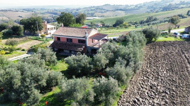 Cartoceto non lontano dal piccolo borgo medievale, in posizione elevata, dominante sull'intera vallata, facilmente raggiungibile dalle principali vie - Foto 2
