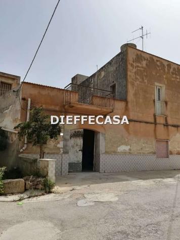 V2551 - In vendita casa con magazzino