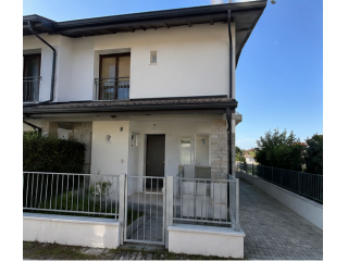 LEINI VIA FRATELLI FIORE SEMI INDIPENDENTE CON GIARDINO PRIVATO