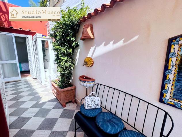 StudioMusco vende a Capri, in via Camerelle, la più prestigiosa strada dello shopping, introvabile appartamento con terrazzo a livello e vista panoram - Foto 7