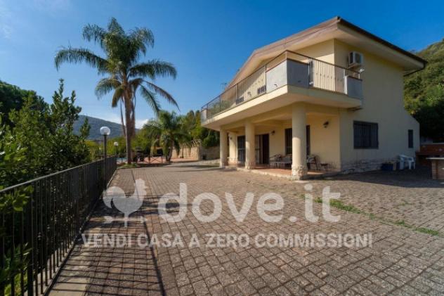 Villa di 150 m² con 4 locali in vendita a Francavilla di Sicilia
