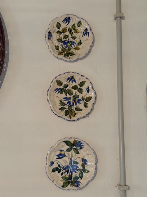 Tre piatti decorativi in ceramica di Nove dipinti a mano