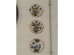 Tre piatti decorativi in ceramica di Nove dipinti a mano