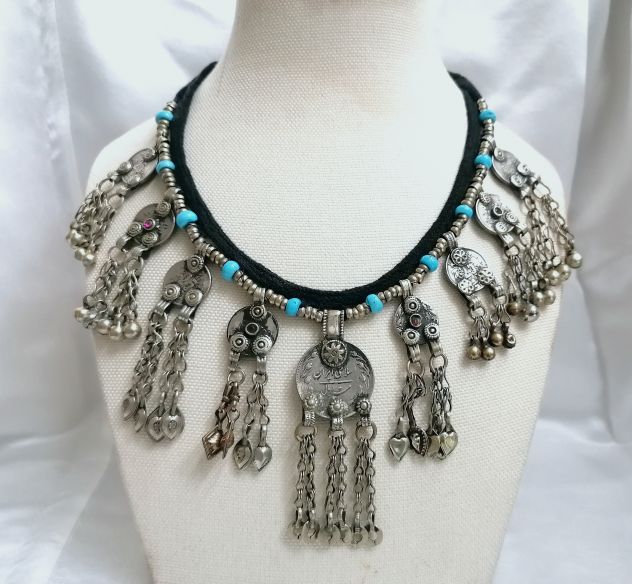 ANTICA COLLANA ETNICA BERBERA / MAGHREBINA CON MONETE E SONAGLI, EPOCA 1900.