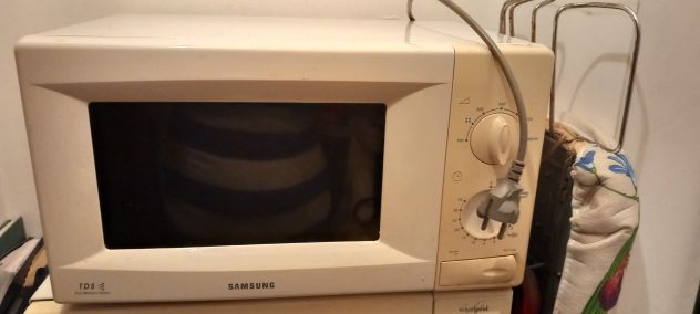 VENDO DUE LAVATRICI UNA CARICO CINQUE KG E UNA TRE KG PIÙ FORNO MICROONDE - Foto 2