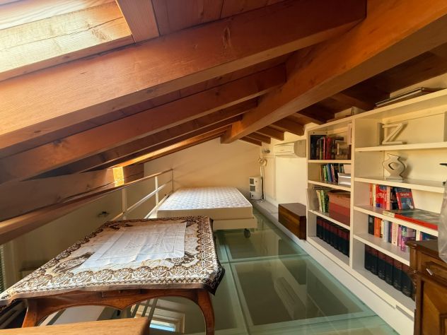 Attico arredato in centro – 4 posti letto, 2 bagni, terrazza, centro storico - Foto 5