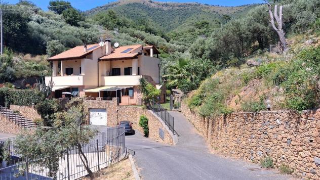 Cisano sul Neva - Villa nel verde