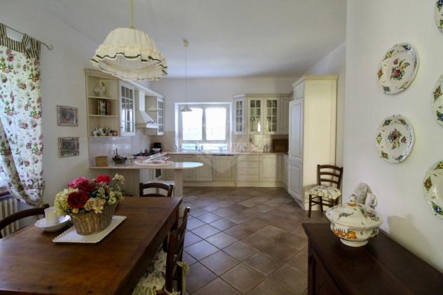 VILLA di 15 vani e di 300 mq (PIETRASANTA - Pietrasanta) rif. 046 - Foto 4