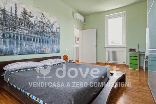 Casa indipendente di 260 m² con più di 5 locali e posto auto in vendita a Piacenza