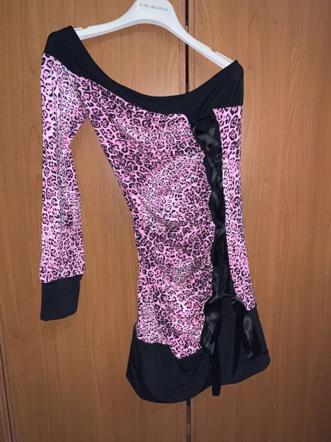 UNA MAGLIETTA NUOVA MA VINTAGE DA DONNA/RAGAZZA ELASTICIZZATA CON UNA MANICA SOL - Foto 2