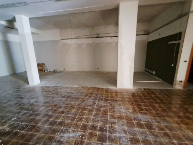 SCALA GRECA:BASSO COMMERCIALE DI MQ 230.3 VETRINE SU STRADA - Foto 8