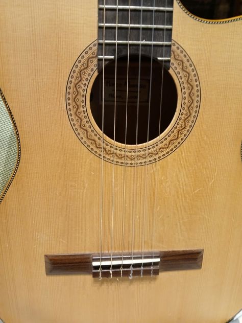 Chitarra classica di liuteria, elettrificata, spalla mancante