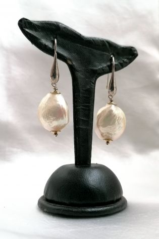 BELLISSIMI ORECCHINI PENDENTI CON GRANDE PERLA SCARAMAZZA E ARGENTO. - Foto 3