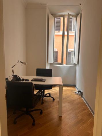 luminosa e silenziosa stanza ad uso ufficio / sala operativa