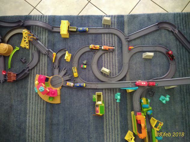 Trenini Chuggington originali con personaggi, stazione, binari - Foto 4