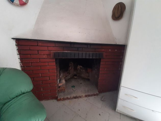 VILLETTA INDIPENDENTE IMMERSA NEL VERDE CON AMPIO TERRENO - Foto 3