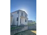 Splendido Stabile Indipendente su Due Livelli con Ampio Giardino Privato con Gar