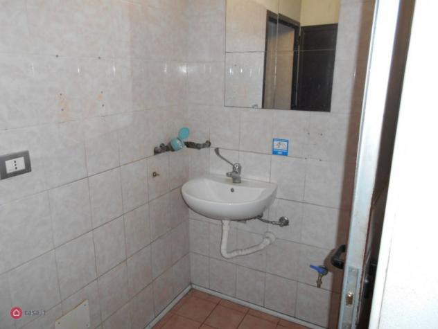Struttura in parte residenziale ed in parte commerciale. Composta al piano terreno con negozio adibito ad ex albergo e bar con cucina, cantina al semi - Foto 9