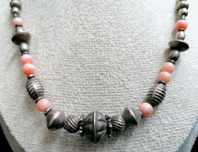 ANTICA RAFFINATA COLLANA ETNICA IN CORALLO ROSA E ELEMENTI DECORATIVI IN ARGENTO - Foto 2
