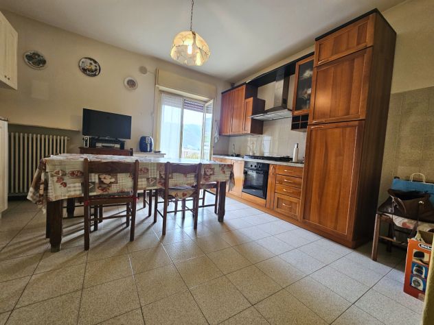 Spazioso quadrilocale con box, cantina e terrazza vivibile - Foto 2