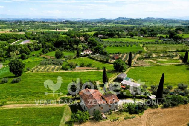 Rustico / Casale di 1000 m² con più di 5 locali e box auto in vendita a Sarteano