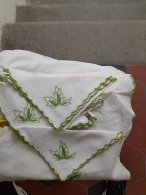 N.2 TOVAGLIE PER TAVOLO TONDO CON RICAMI VERDE E ECRU'