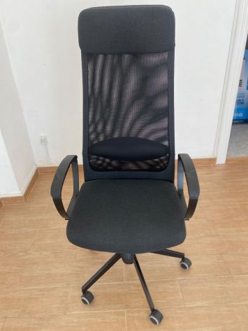 Sedia da ufficio ergonomica con schienale alto.