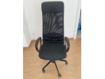 Sedia da ufficio ergonomica con schienale alto.