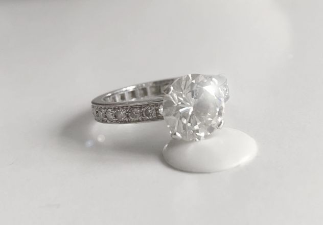 Anello in oro bianco con diamante da 2 carati - Foto 2