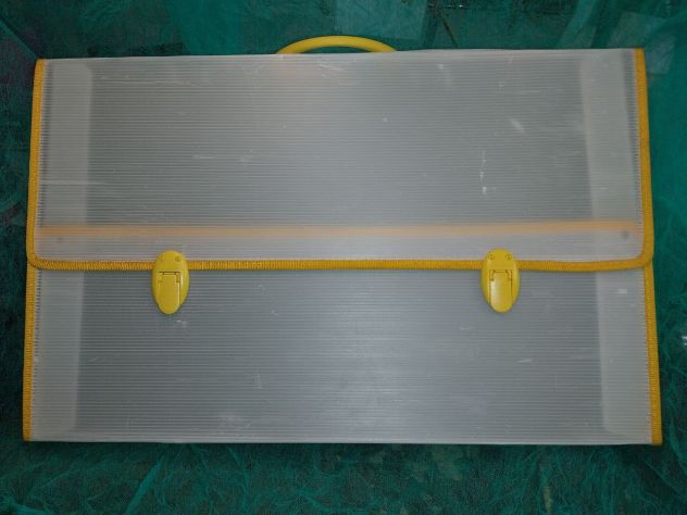 Valigetta portadisegni in polionda con 2 chiusure.