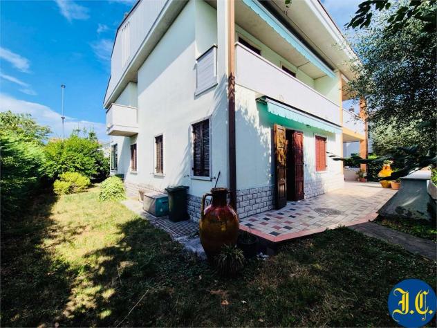 V005493 - AMPIA PORZIONE DI BIFAMILIARE CON GIARDINO, TAVERNA E MANSARDA - Foto 4