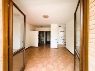DESIO DUE LOCALI NON ARREDATO CON GIARDINO E BOX