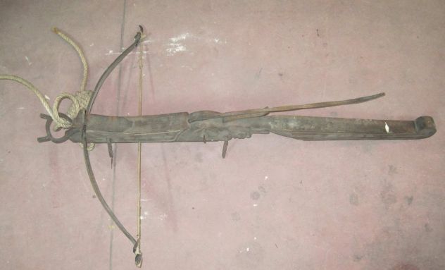 Balestra decorativa, in legno e metallo