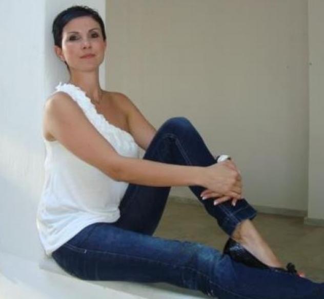Donna di Torre del Greco. Fisico Normale Tel: