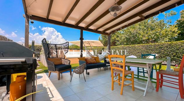 Un'Oasi Mediterranea: Trilocale con Giardino e Piscina a 250 Metri dal Mare - Foto 10