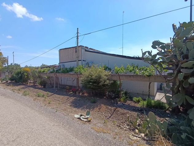 Vendesi - Appezzamento agricolo con abitazione, autorimessa e deposito a soli 5