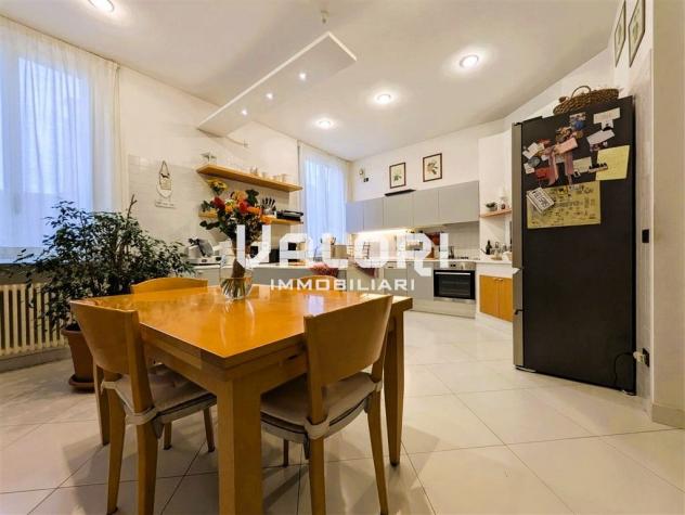 SPAZIOSO APPARTAMENTO SU 2 LIVELLI CON 2 POSTI AUTO COPERTI, UN POSTO MOTO/BICI E 2 CANTINE CICLABILI - Foto 11