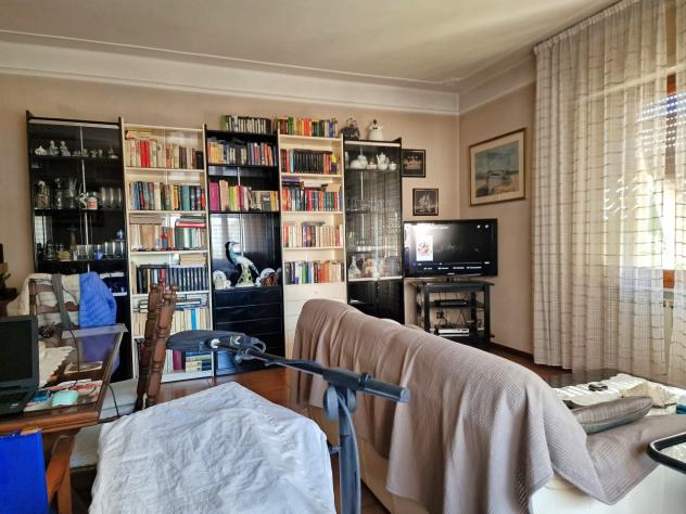 Marina di Massa, centro e a 200 m dal mare, appartamento al primo piano composto da ingresso, sala, cucina, disimpegno, due camere matrimoniali, bagno - Foto 5