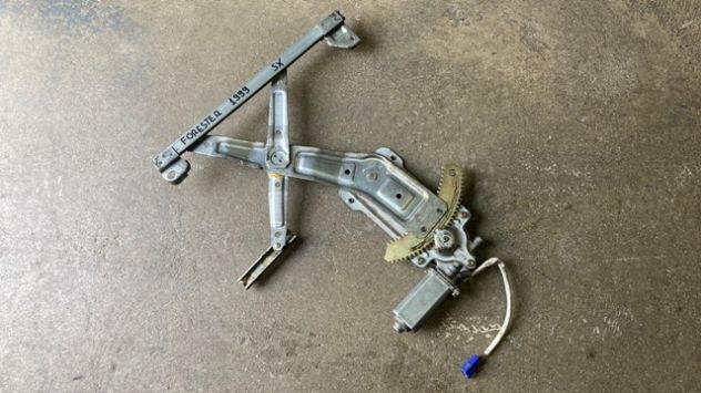 Alzacristallo posteriore SX Subaru Forester del 1999
