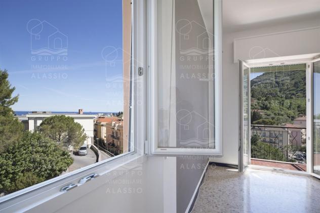 Luminoso appartamento con vista mare, due balconi e possibilità box - Foto 10