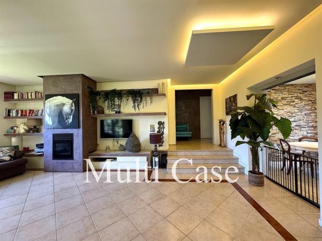ESCLUSIVA VILLA SINGOLA CON PARCO PRIVATO DI OLTRE 2.100 MQ – CISLAGO (VA) - Foto 10