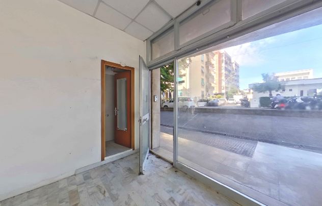 VIALE PETRARCA: Fondo commerciale con 4 vetrine - grande visibilità! - Foto 7