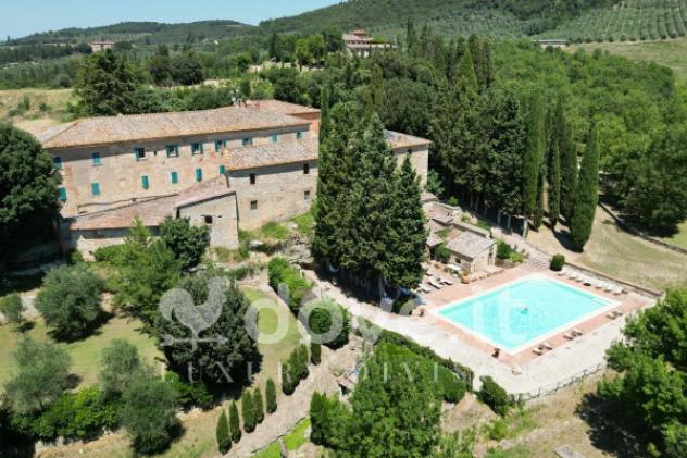 Rustico / Casale di 2200 m² con più di 5 locali e box auto in vendita a Asciano