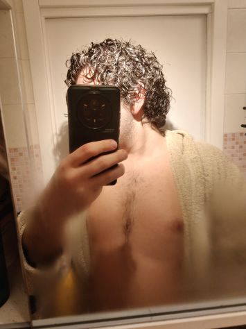 Ragazzo in cerca di donne Tel:3425945935